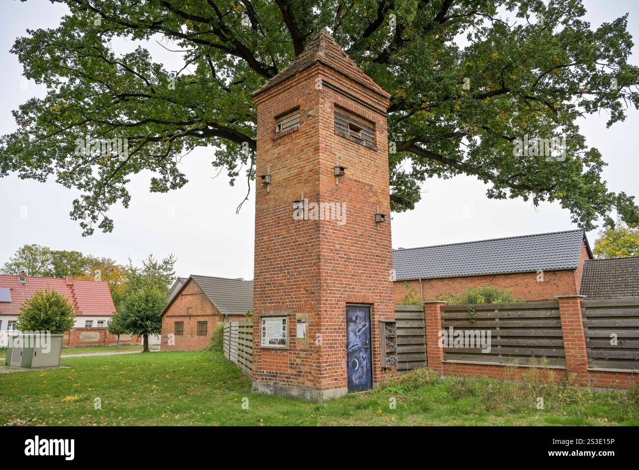 Altes Trafohaus, Rückzugsort für Vögel, Feldermäuse und Insekten, Liesten, Altmarkkreis Salzwedel, Saxe-Anhalt, Deutschland *** ancienne maison de transformation, retraite pour oiseaux, souris et insectes, Liesten, Altmarkkreis Salzwedel, Saxe-Anhalt, Allemagne Banque D'Images