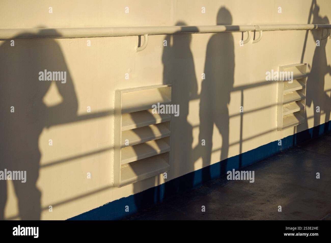 silhouettes de passagers penchés sur la main courante et grilles de ventilation sur le pont extérieur du ferry Banque D'Images