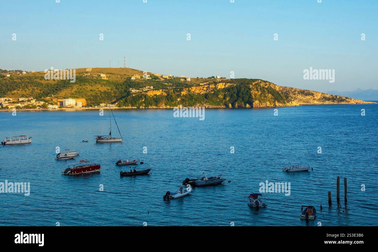 La fin de la journée à Himare sur la côte du sud de l'Albanie, une partie de la Riviera albanaise. Situé dans le comté de Vlore, il se trouve entre le Ceraunian Mo Banque D'Images