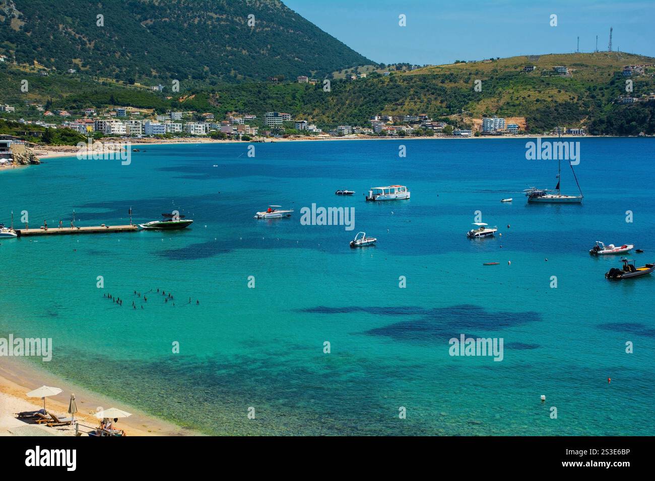 Bateaux dans la baie de Himare sur la côte du sud de l'Albanie, une partie de la Riviera albanaise. Situé dans le comté de Vlore, il se trouve entre les montagnes Ceraunian a Banque D'Images