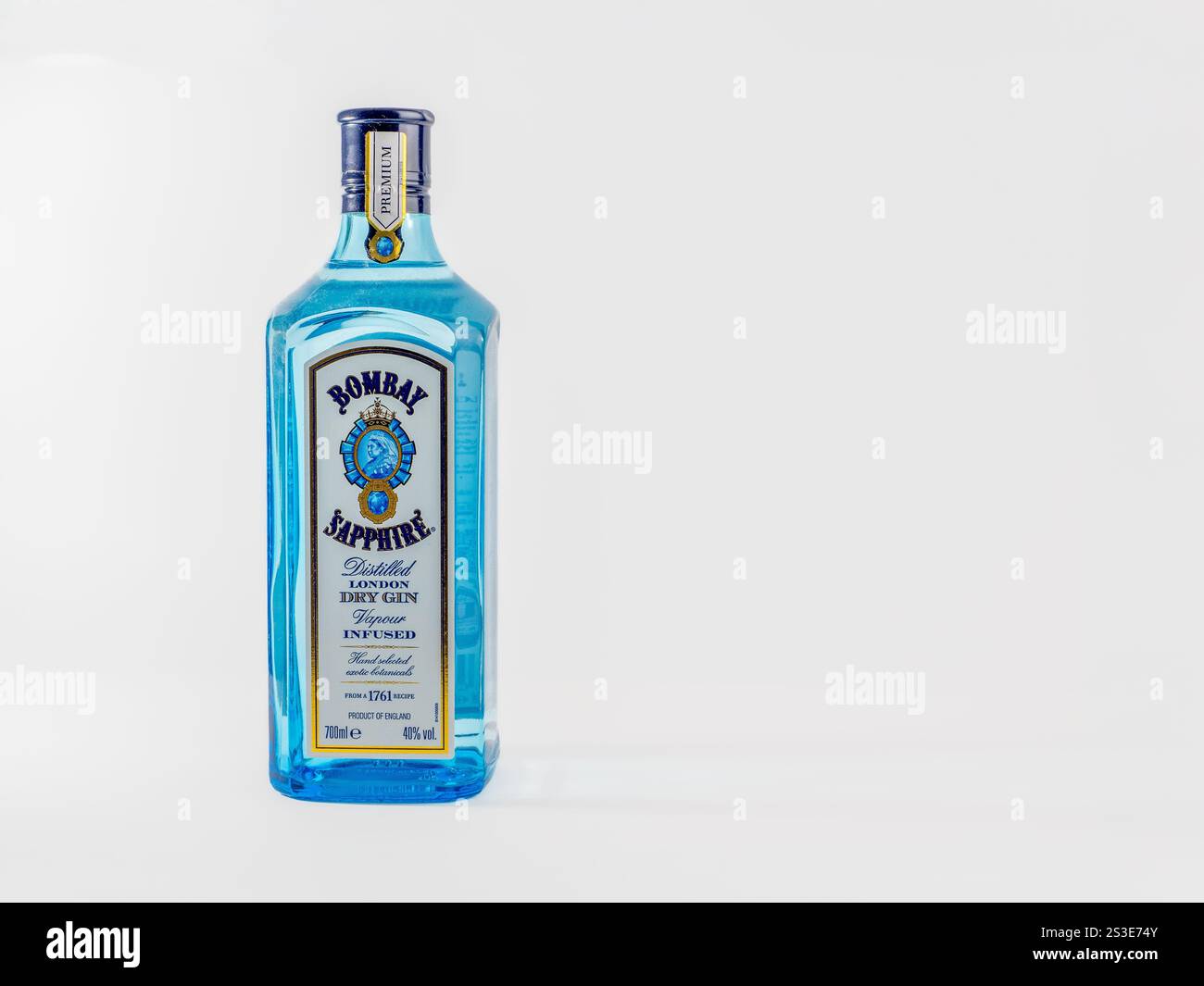 Cardiff, Mid Glamorgan Wales UK 09 janvier 2025 bouteille de Bombay Sapphire Dry London Gin isolé sur fond blanc Banque D'Images