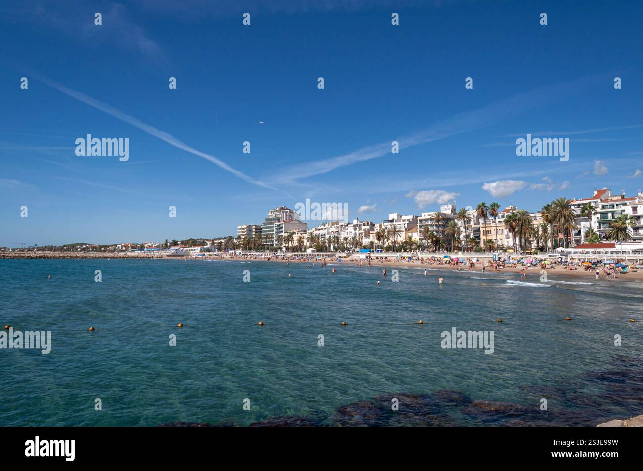 Sitges, plage, vue sur la Playa de la Ribera en été, Côte du Garraf, Barcelone, Espagne Banque D'Images