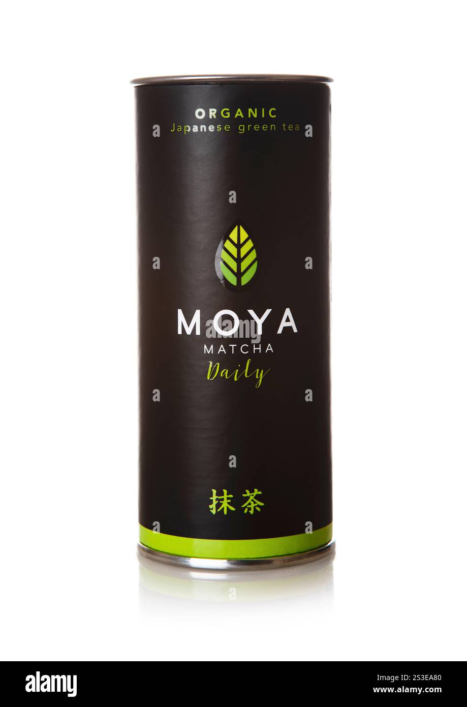 LONDRES, Royaume-Uni - 10 DÉCEMBRE 2024 : pot de thé matcha vert bio Moya sur blanc. Banque D'Images