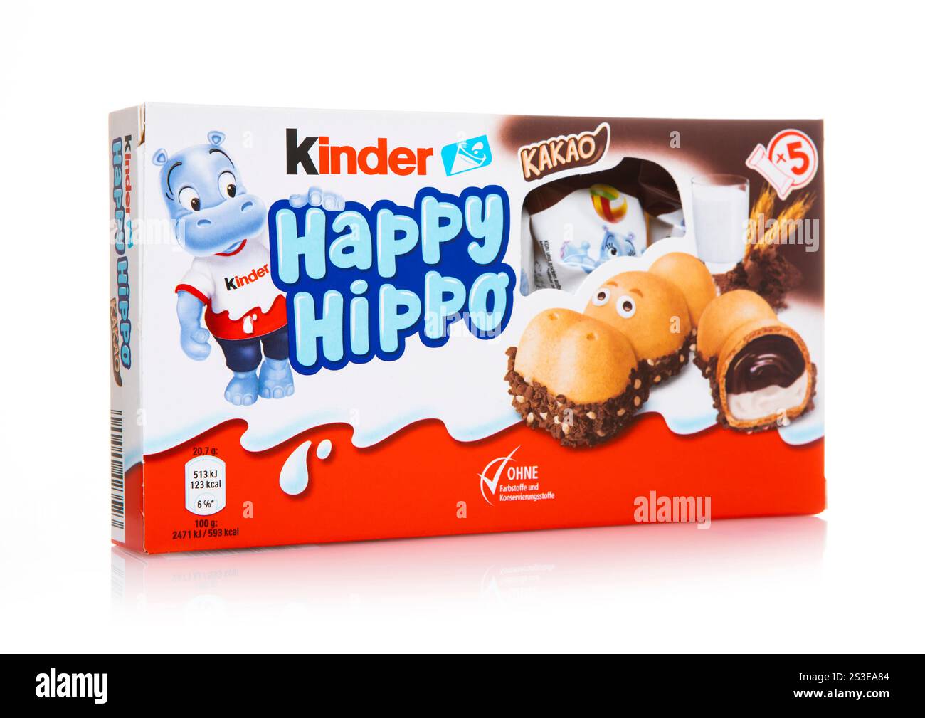 LONDRES, Royaume-Uni - 30 DÉCEMBRE 2024 : boîte de snack Kinder Happy Hippo avec crème de cacao sur blanc. Banque D'Images