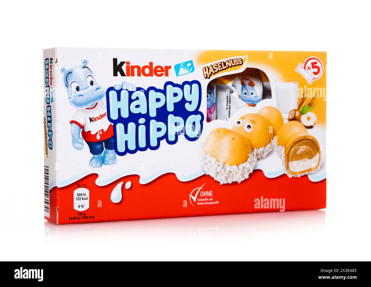 LONDRES, Royaume-Uni - 30 DÉCEMBRE 2024 : boîte de snack Kinder Happy Hippo avec crème de noisette et lait sur blanc. Banque D'Images