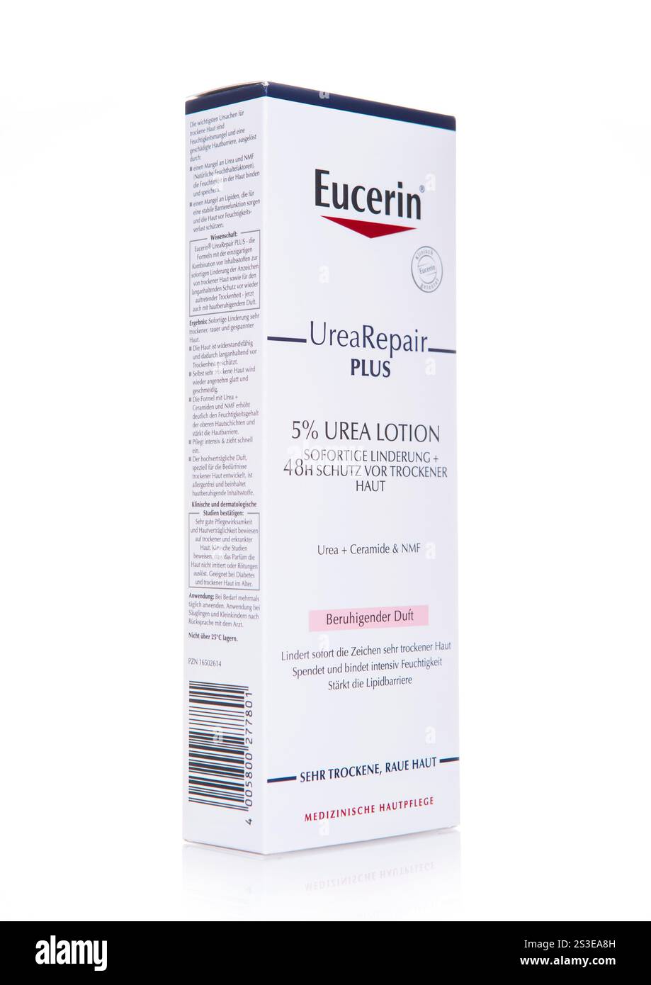 LONDRES, Royaume-Uni - 02 DÉCEMBRE 2024 : boîte de réparation d'urée Eucerin plus lotion d'urée de 5 pour cent sur blanc. Banque D'Images