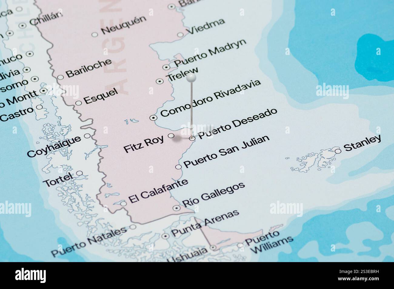 Macro photo d'une aiguille blanche dans la ville de Puerto Deseado de la carte politique Argentine Banque D'Images