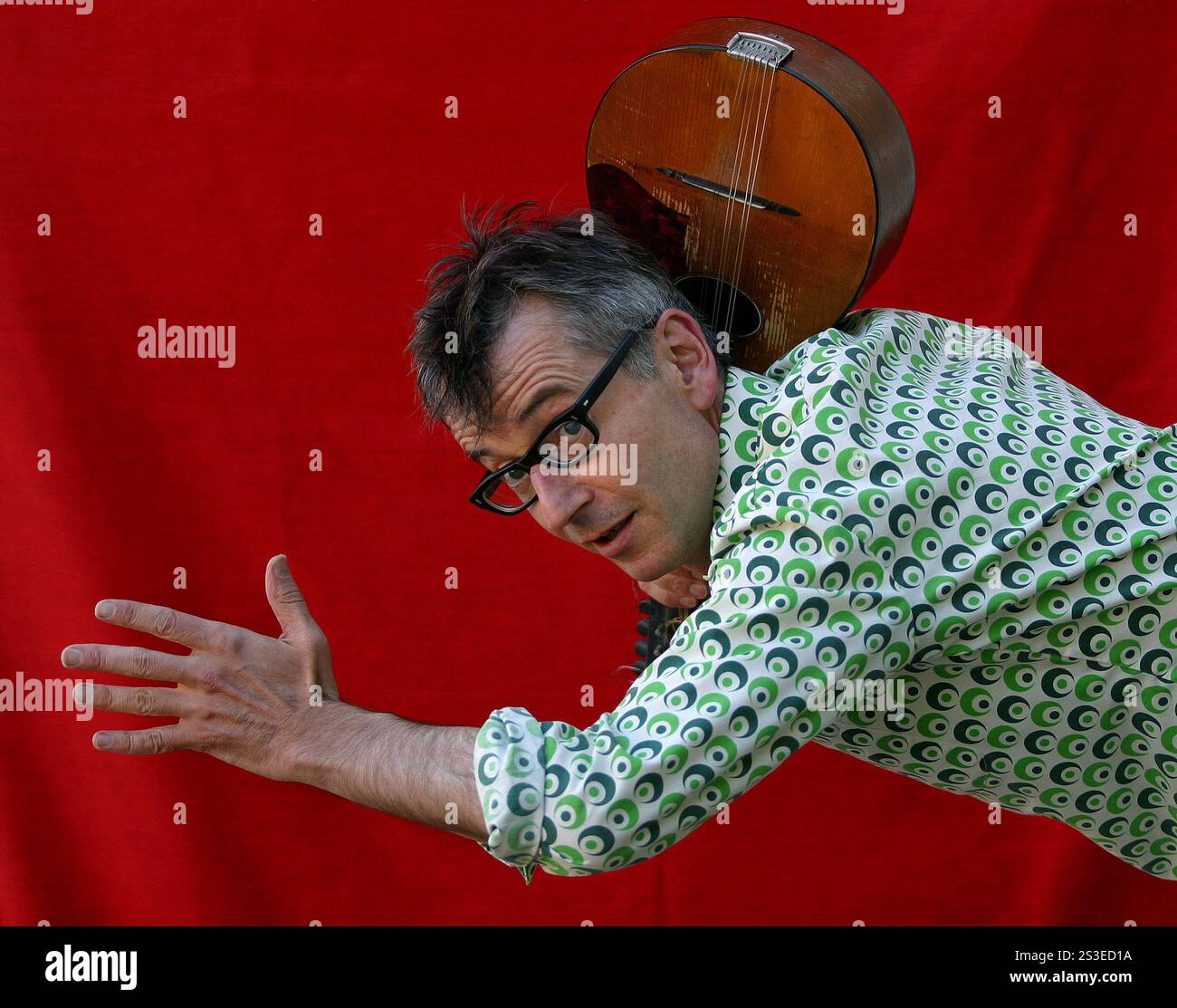 L'écrivain, interprète et comédien John Hegley, photographié au Festival international du livre d'Édimbourg où il a présenté sa nouvelle collection intitulée « The Sound of Paint Drying ». Le Festival du livre est le plus grand festival littéraire au monde avec des apparitions de plus de 500 auteurs du monde entier. Banque D'Images