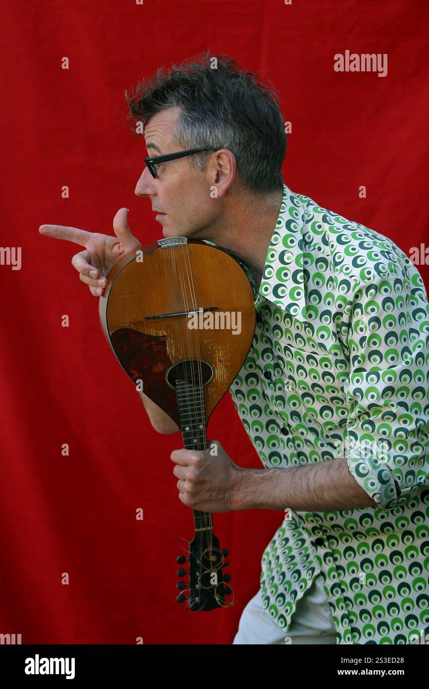 L'écrivain, interprète et comédien John Hegley, photographié au Festival international du livre d'Édimbourg où il a présenté sa nouvelle collection intitulée « The Sound of Paint Drying ». Le Festival du livre est le plus grand festival littéraire au monde avec des apparitions de plus de 500 auteurs du monde entier. Banque D'Images