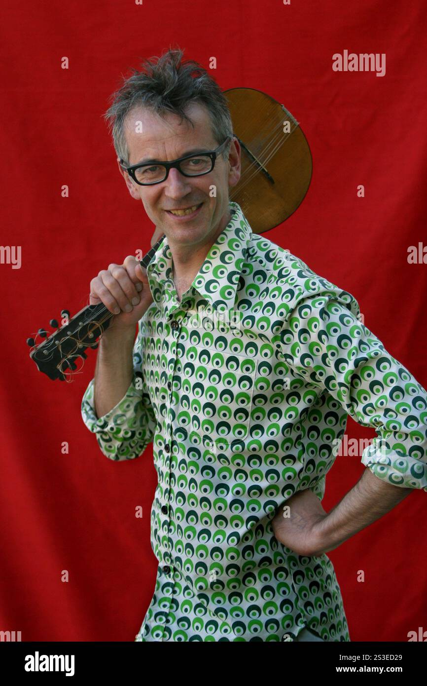 L'écrivain, interprète et comédien John Hegley, photographié au Festival international du livre d'Édimbourg où il a présenté sa nouvelle collection intitulée « The Sound of Paint Drying ». Le Festival du livre est le plus grand festival littéraire au monde avec des apparitions de plus de 500 auteurs du monde entier. Banque D'Images