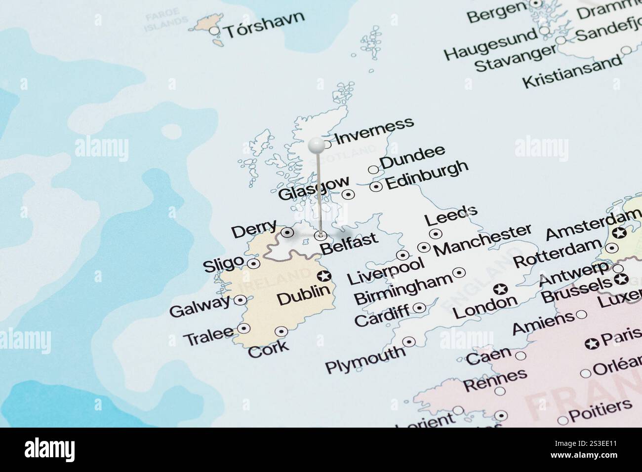Macro photo d'une aiguille blanche dans la ville de Belfast de la carte politique d'Irlande du Nord Banque D'Images