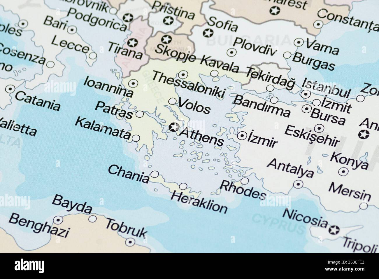 Gros plan sur une carte politique de la Grèce avec les villes les plus importantes et les frontières du pays Banque D'Images
