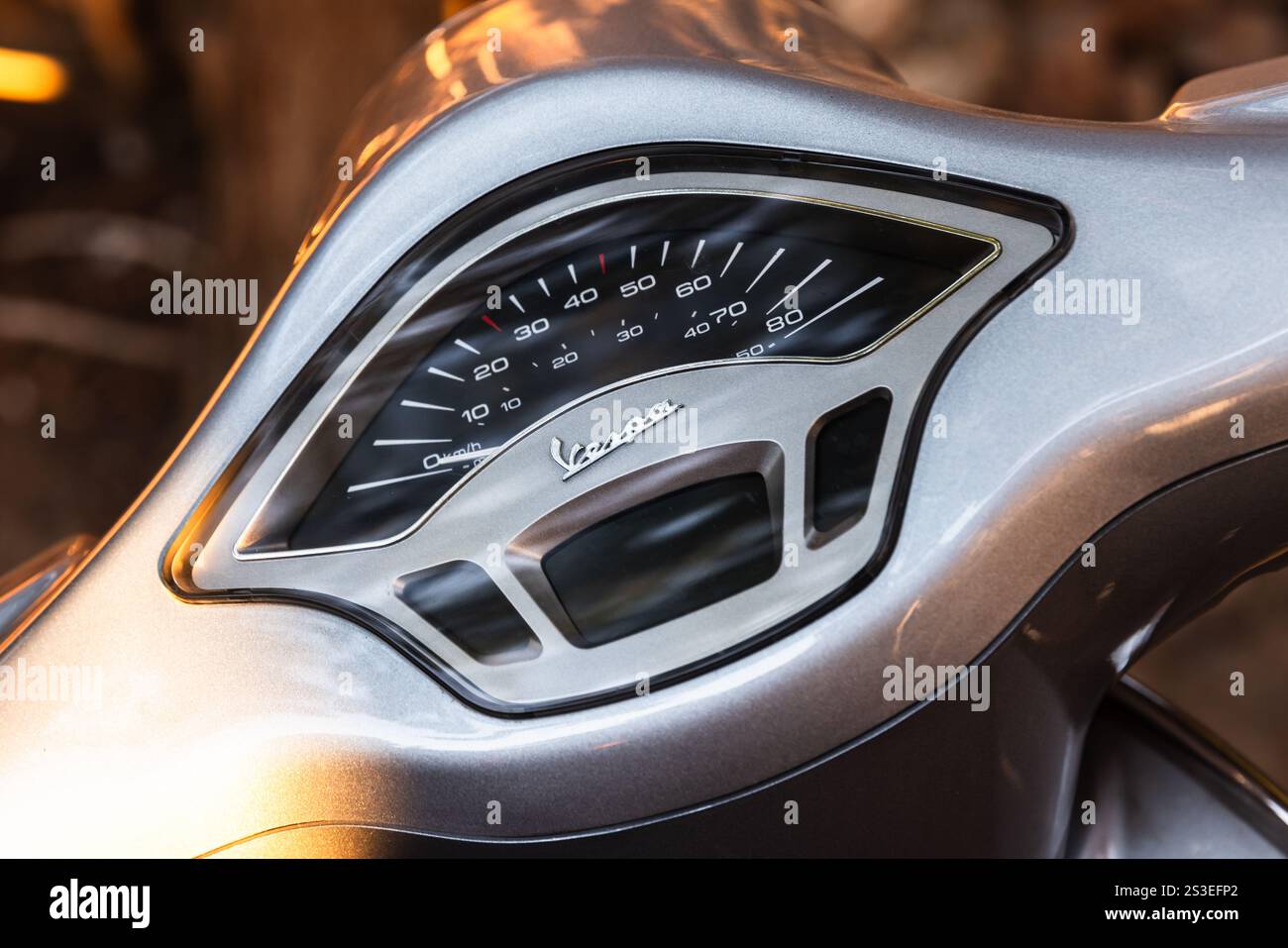 Rome, Italie - 12 août 2024 : guidon de scooter gris Vespa classique avec indicateur de vitesse et panneau de commande Banque D'Images
