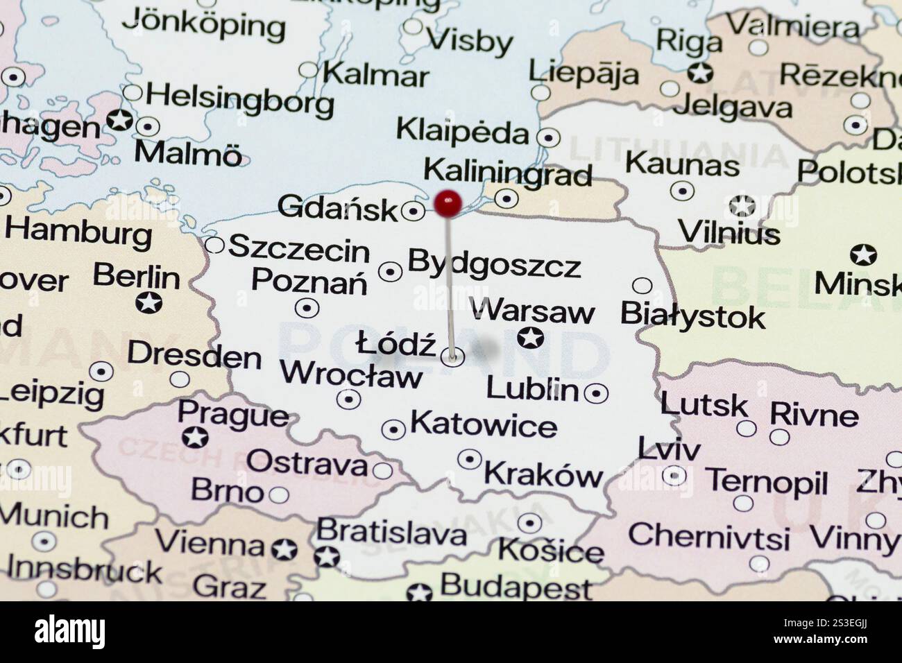 Macro photo d'une aiguille rouge dans la ville de Lodz de la carte politique de Pologne Banque D'Images