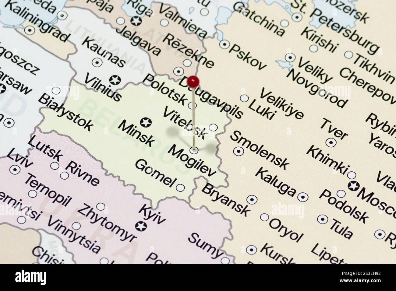 Macro photo d'une aiguille rouge dans la ville de Mogilev de la carte politique de Biélorussie Banque D'Images