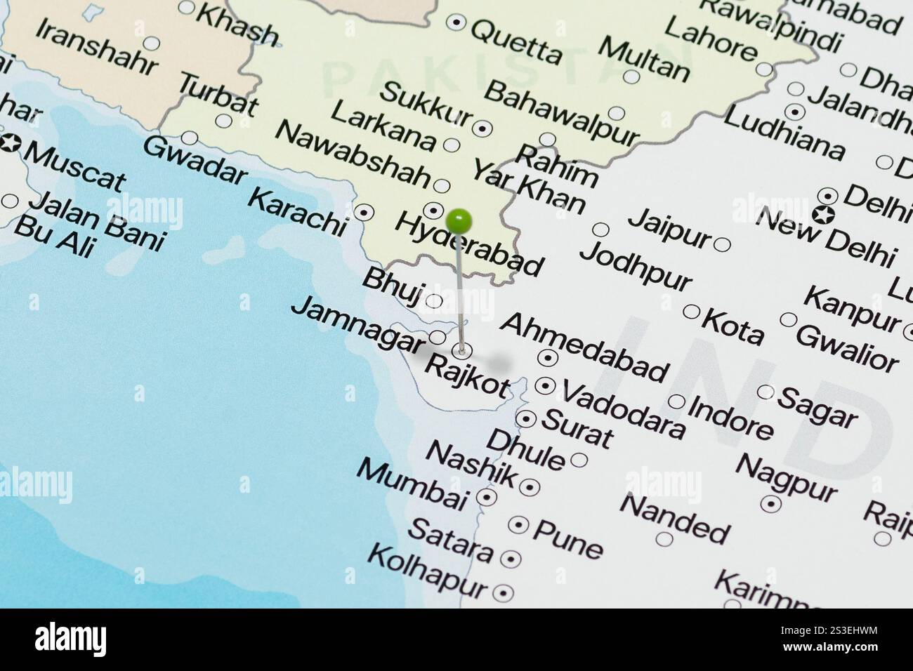 Macro photo d'une aiguille verte dans la ville de Rajkot de la carte politique de l'Inde Banque D'Images