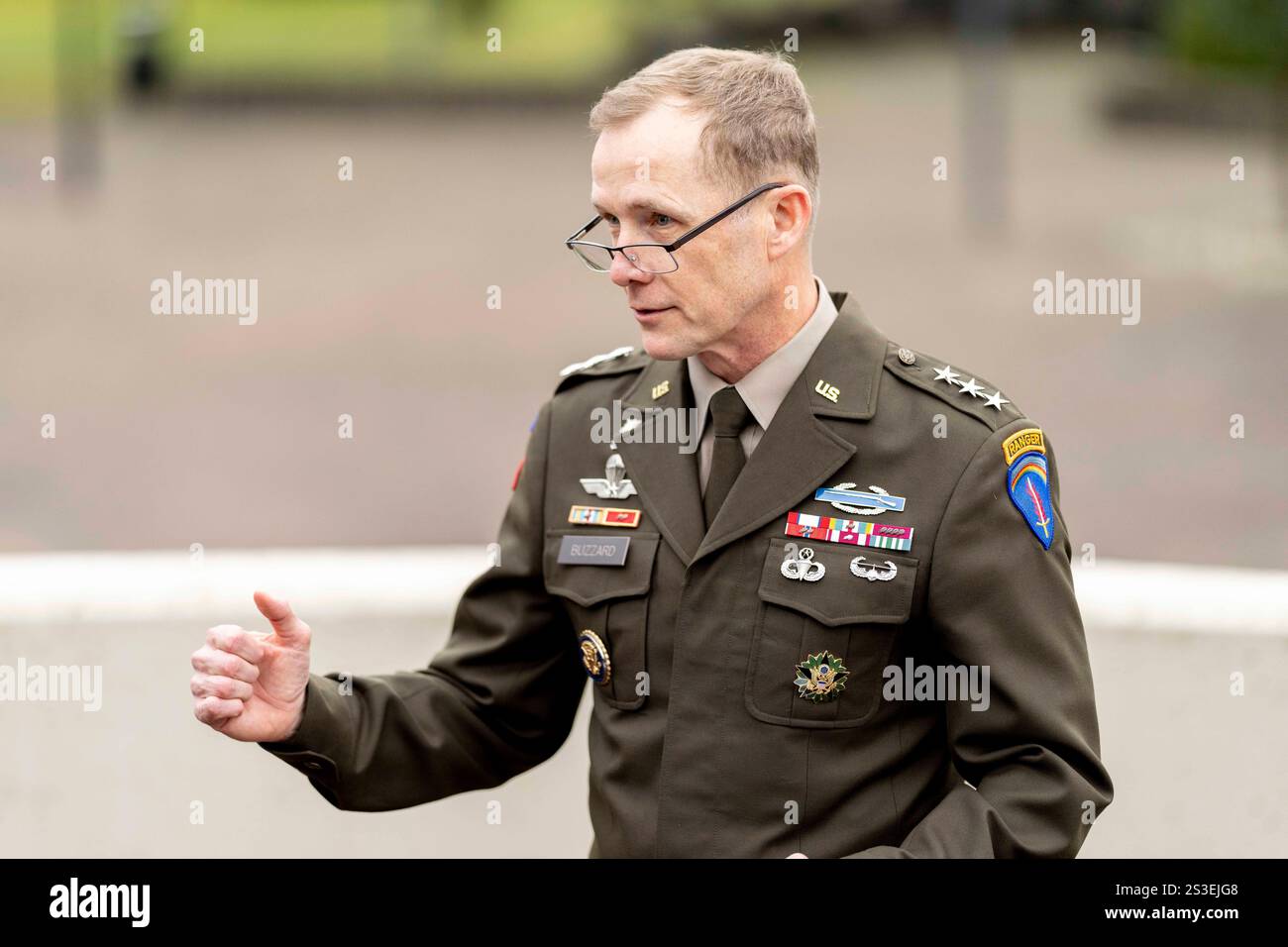 Déclaration du commandant SAG-U/NSATU Lt. Gen. CURTIS BUZZARD lors de la réunion du Groupe de contact pour la défense de l'Ukraine UDCG à la base aérienne de Ramstein. Rhénanie-Palatinat Banque D'Images