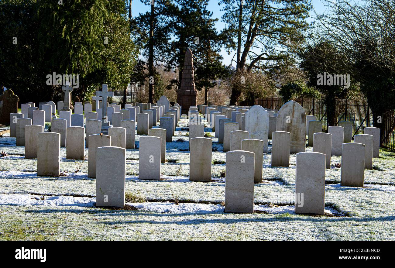 Rangées de tombes militaires avec des pierres tombales dans un cimetière, avec la lumière du soleil projetant des ombres et Frost Durrington cimetière britannique des tombes de guerre du Commonwealth Banque D'Images