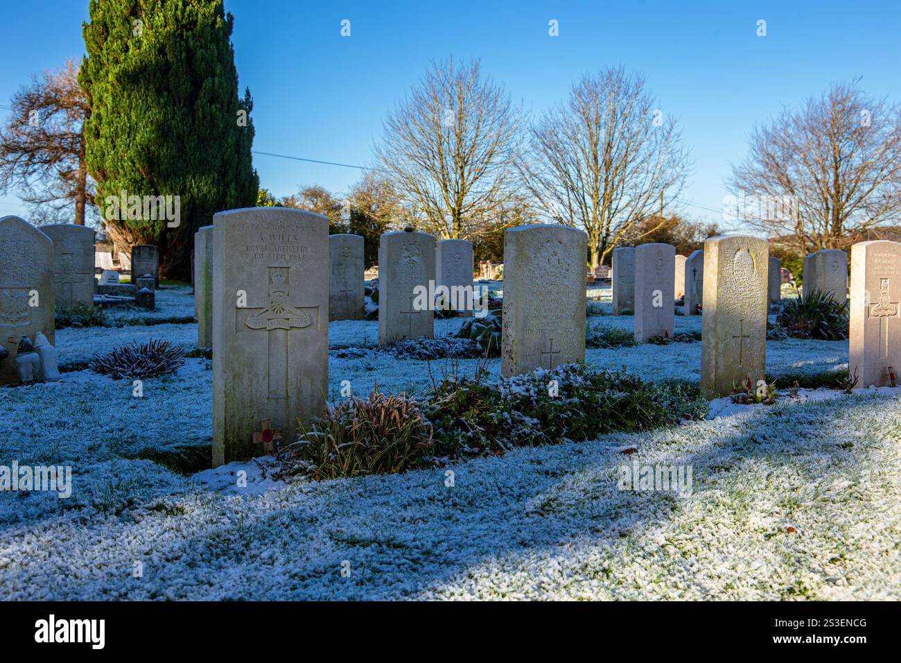 Rangées de tombes militaires avec des pierres tombales dans un cimetière, avec la lumière du soleil projetant des ombres et Frost Durrington cimetière britannique des tombes de guerre du Commonwealth Banque D'Images