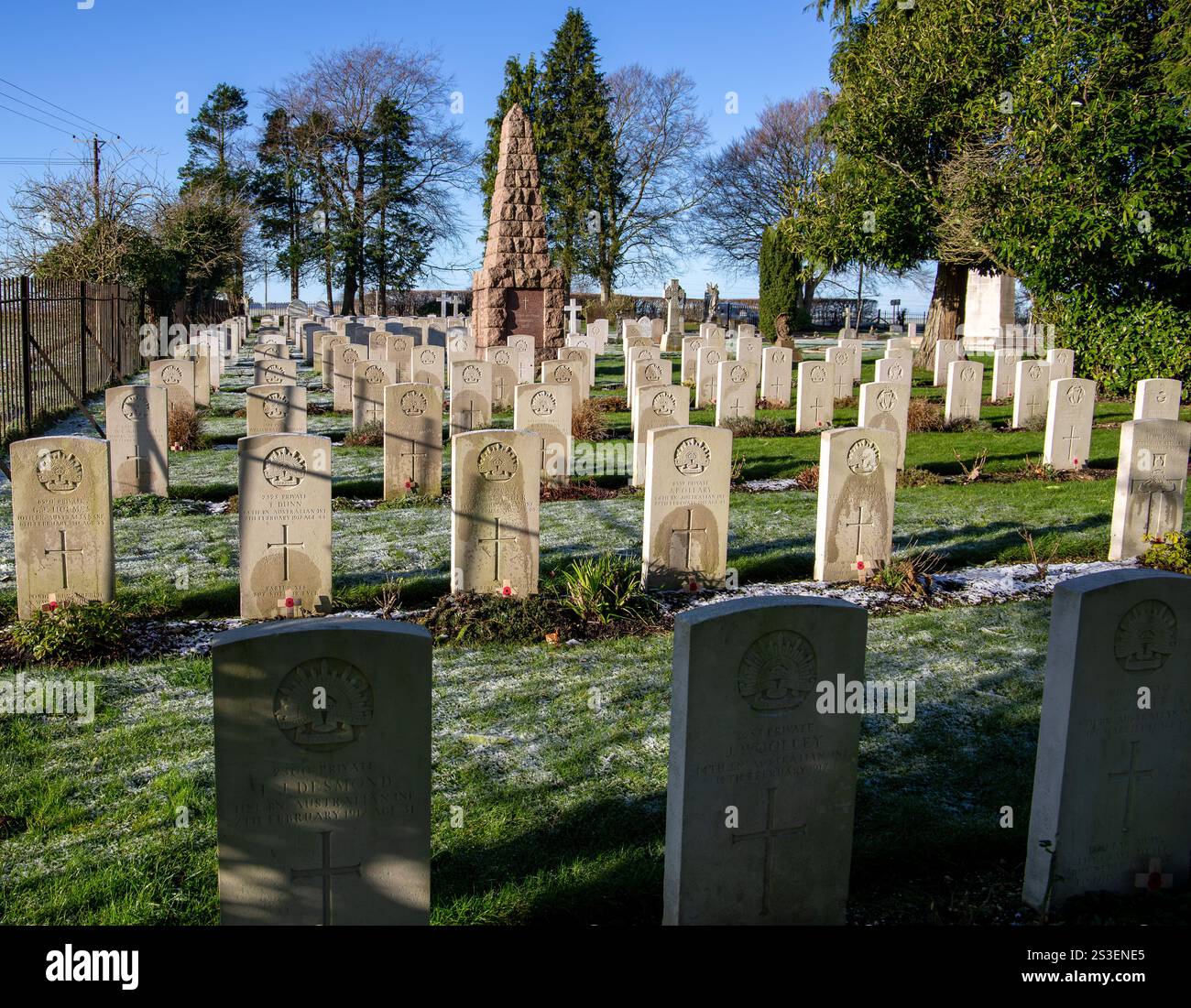Rangées de tombes militaires avec des pierres tombales dans un cimetière, avec la lumière du soleil projetant des ombres et Frost Durrington cimetière britannique des tombes de guerre du Commonwealth Banque D'Images