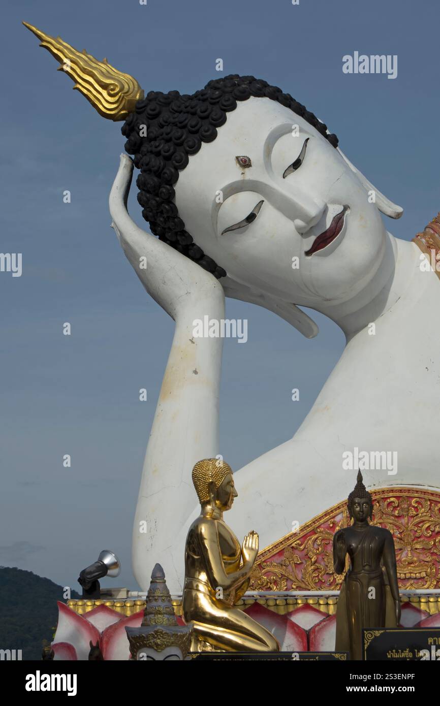 détail de la figure de bouddha couché, parmi les images bouddhistes othjer, à wat phra that doi suthep, chiang mai, thaïlande Banque D'Images