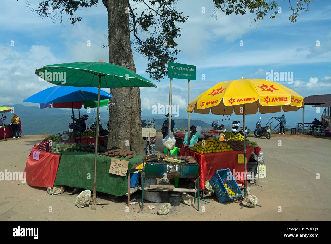 au point de vue de ban mai, dans les collines au-dessus de chiang mai, en thaïlande, un étal vend des fruits et légumes cultivés localement Banque D'Images