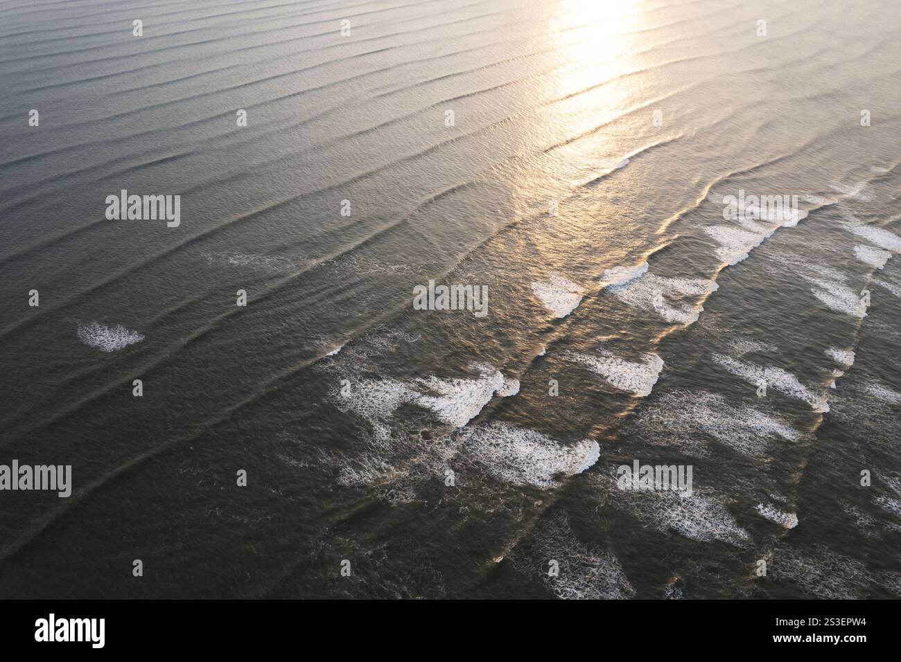 Vert petites vagues douces sur la surface de l'océan sur la couleur or susnet temps vue aérienne drone Banque D'Images