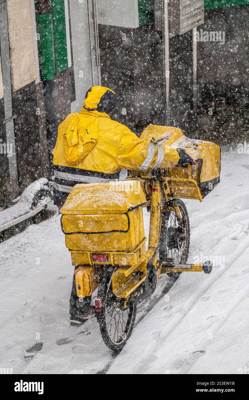 Winterwetter, Starker Schneefall, Innenstadtverkehr, Postbote mit Fahrrad im Schneetreiben, Essen, NRW, Deutschland Winterwetter *** temps d'hiver, fortes chutes de neige, trafic du centre-ville, porte-lettres avec vélo dans la neige, Essen, NRW, Allemagne temps d'hiver Banque D'Images