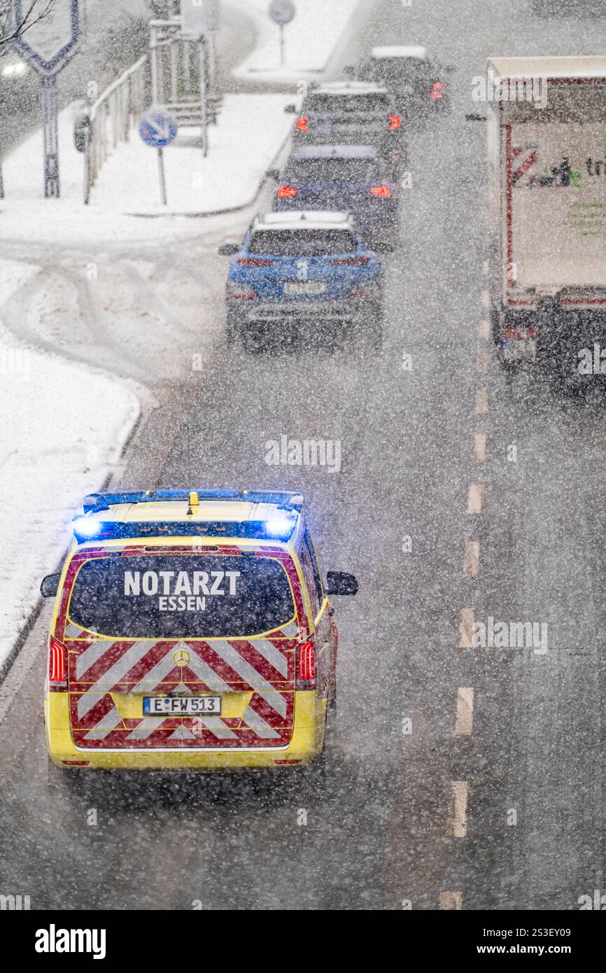 Météo hivernale, fortes chutes de neige, circulation dans le centre-ville, médecin urgentiste, véhicule des pompiers d'Essen en mission avec feux bleus clignotants, Rhénanie du Nord Banque D'Images
