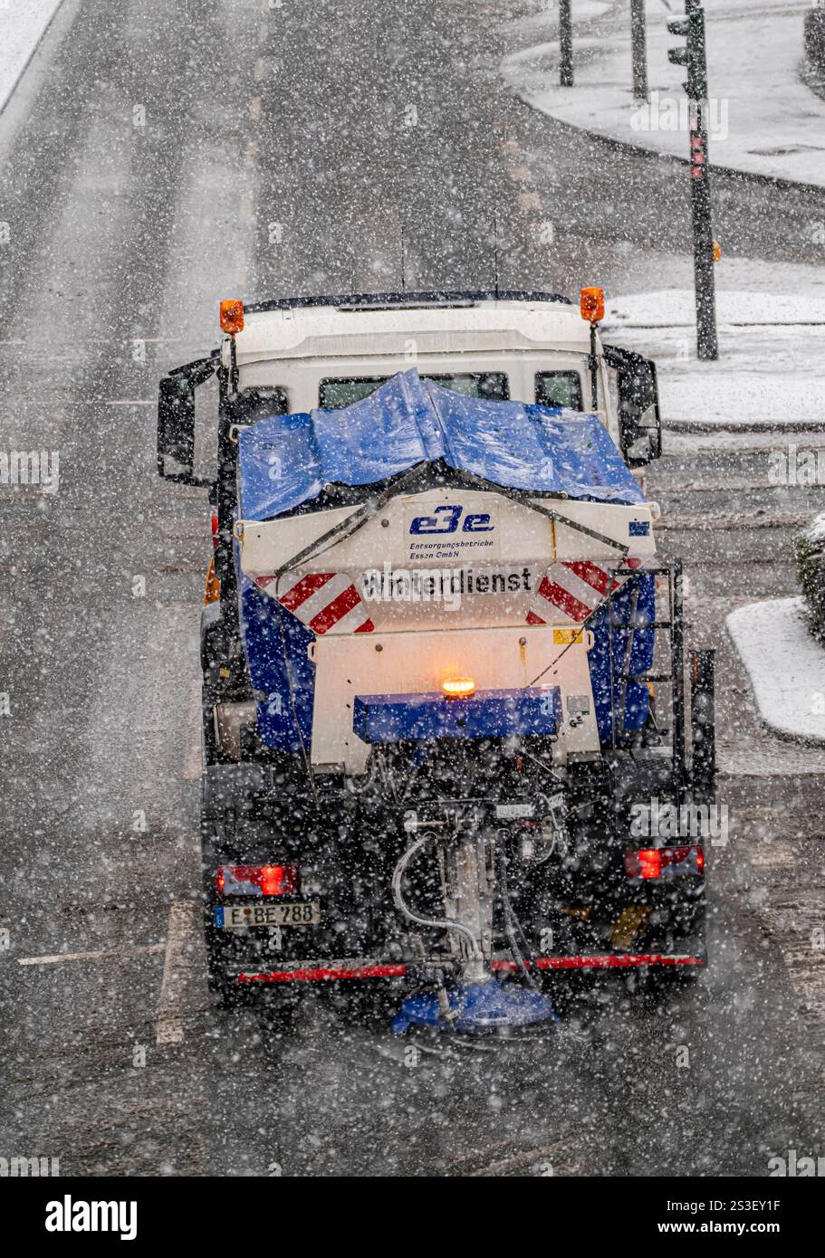 Météo hivernale, fortes chutes de neige, circulation urbaine, service d'hiver, véhicule des entreprises d'élimination d'Essen en usage sur Alfredstraße, B224, Gritting et cl Banque D'Images