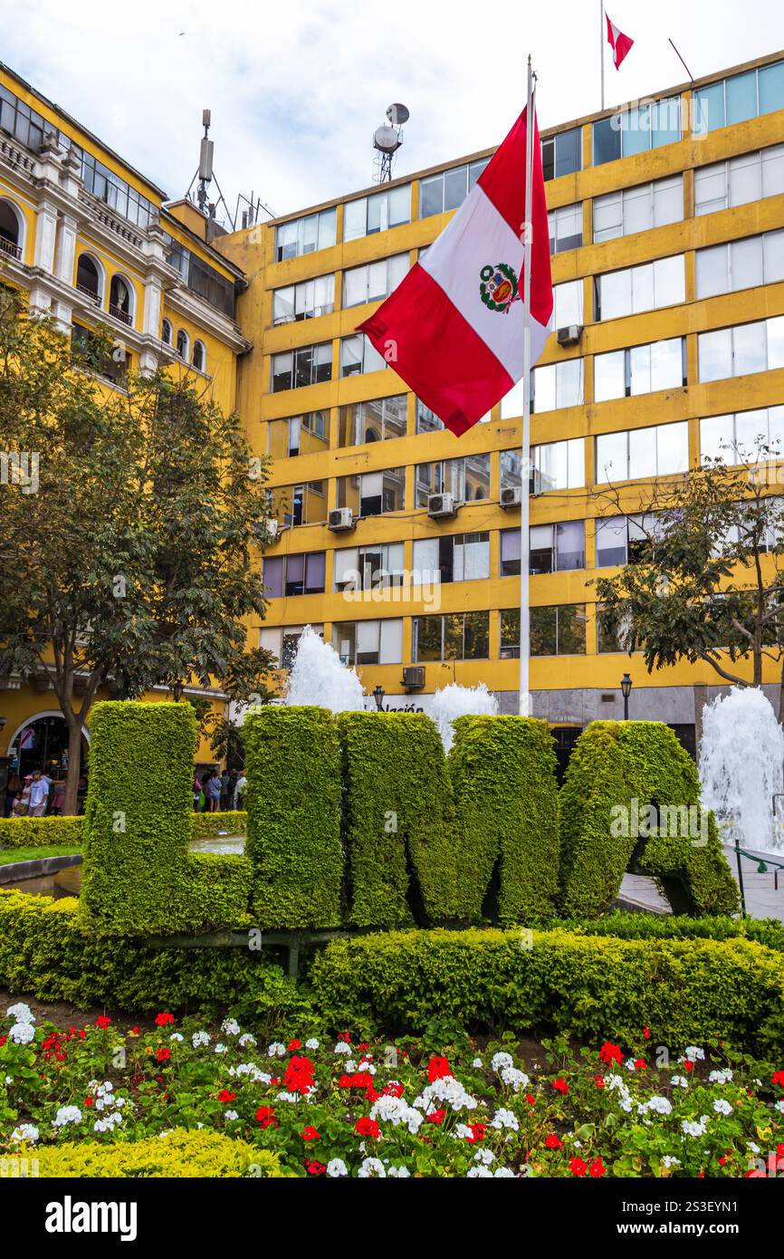 Drapeau péruvien sur la place du Pérou - Lima, Pérou Banque D'Images