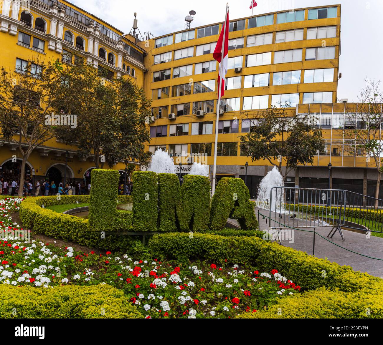 Drapeau péruvien sur la place du Pérou - Lima, Pérou Banque D'Images