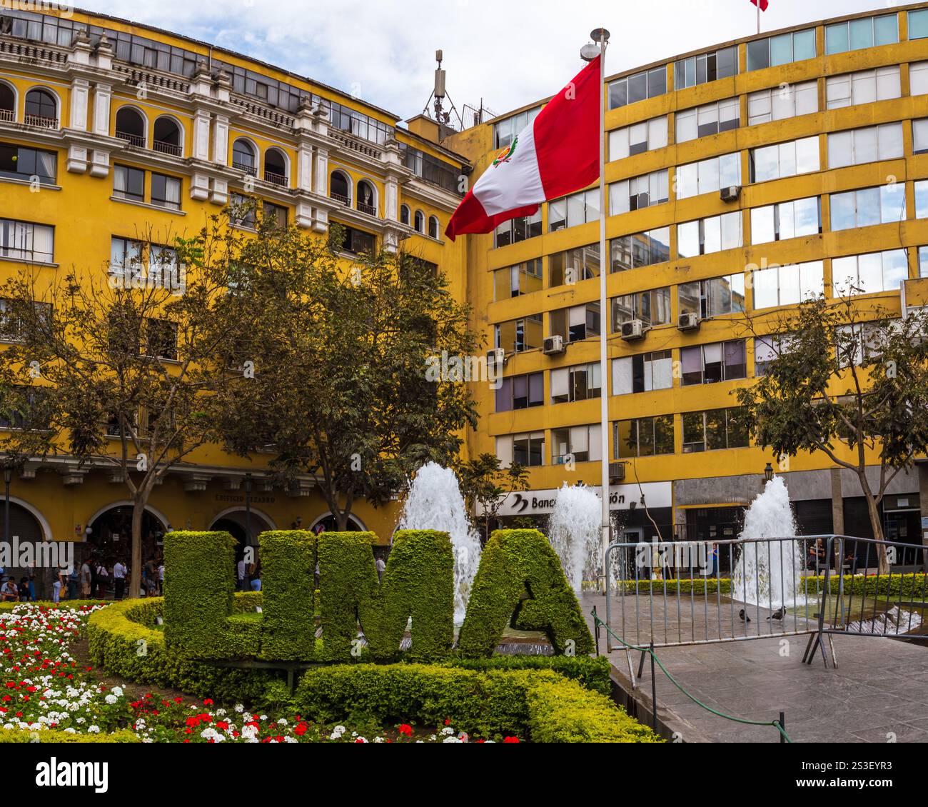 Drapeau péruvien sur la place du Pérou - Lima, Pérou Banque D'Images