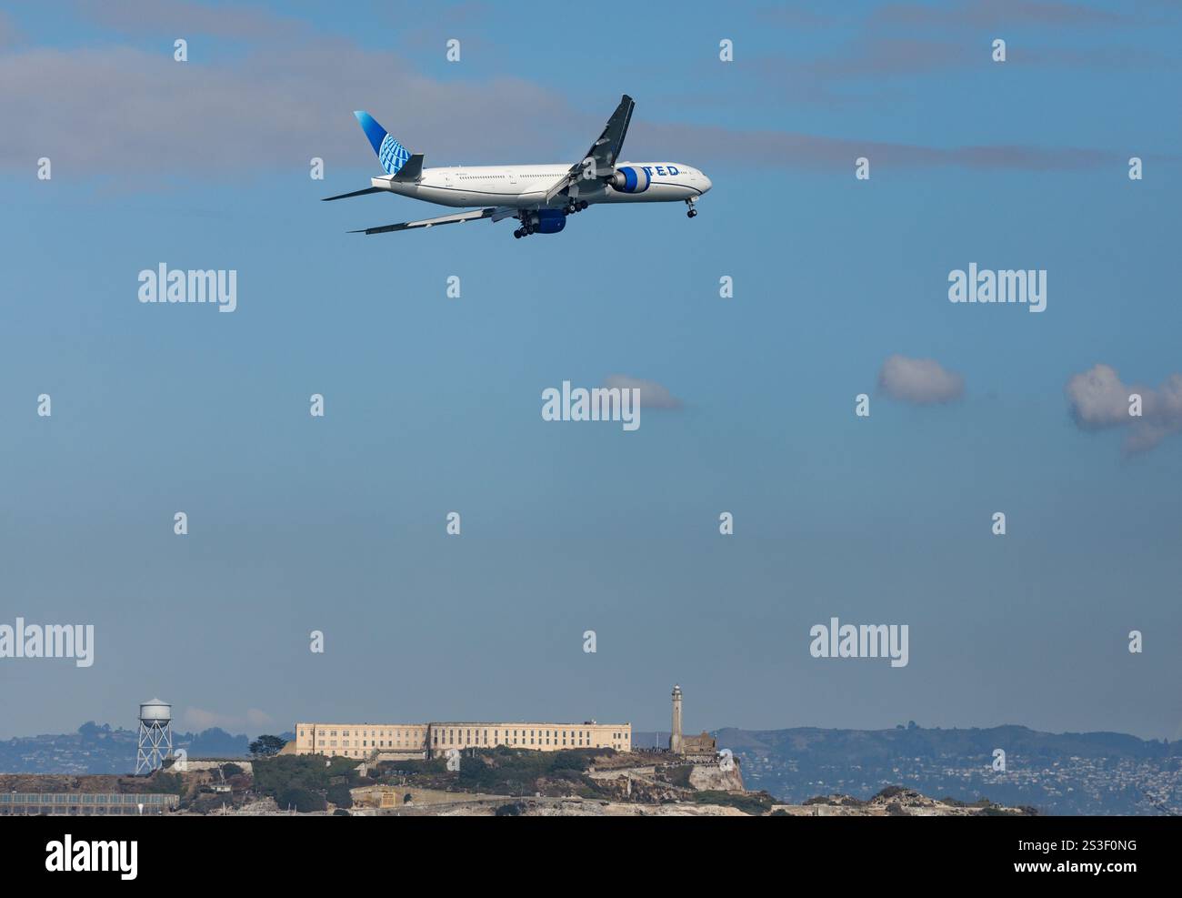 San Francisco, États-Unis - 14 octobre 2024 : salon aérien Fleetweek United Airlines 747 jumbo jet passe bas au-dessus de l'île d'Alcatraz Banque D'Images San Francisco, États-Unis - 14 octobre 2024 : salon aérien Fleetweek United Airlines 747 jumbo jet passe bas au-dessus de l'île d'Alcatraz Banque D'Images