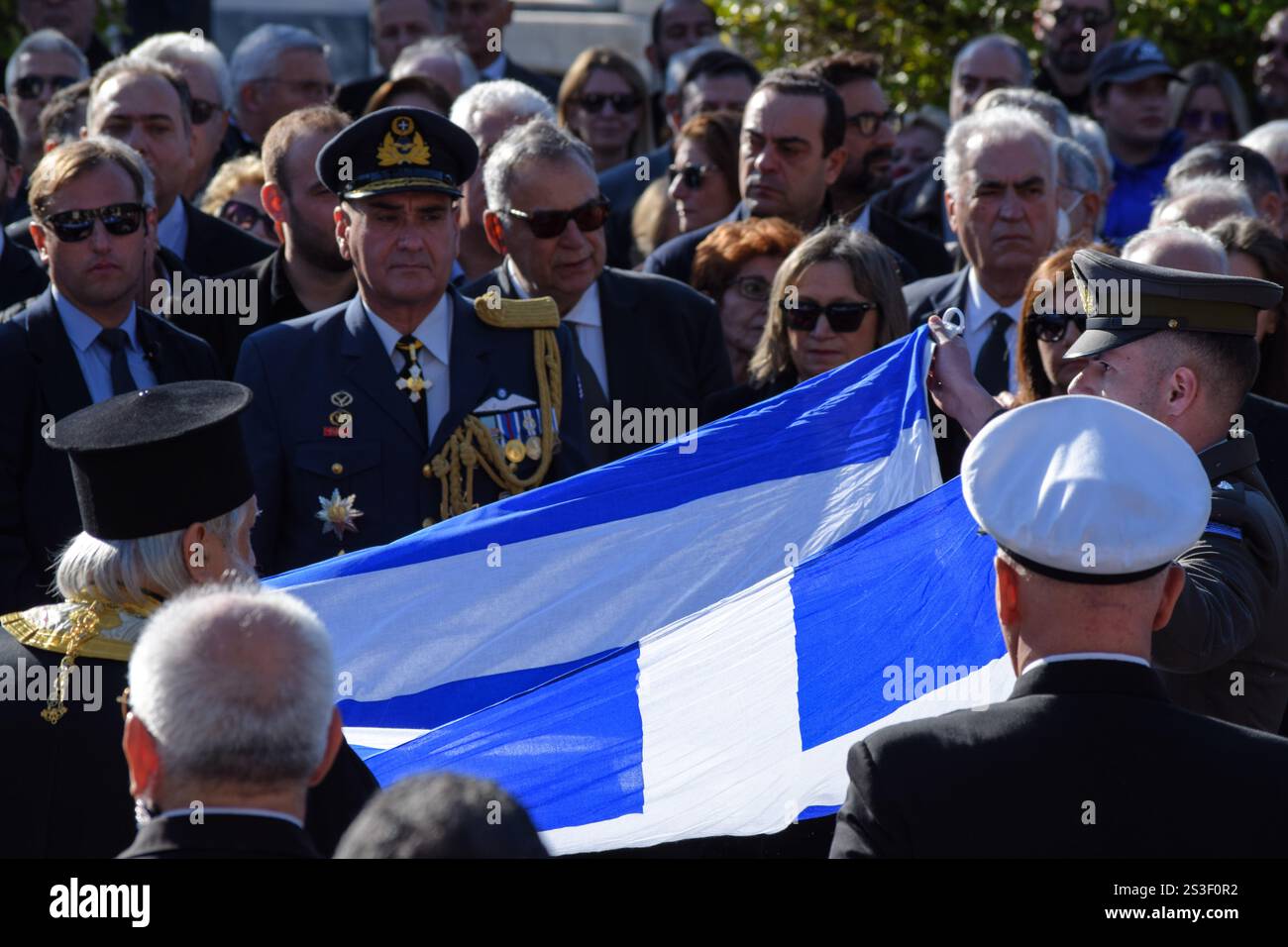 Athènes, Grèce. 9 janvier 2025. Un membre honoraire retire le drapeau grec du cercueil de l'ancien premier ministre grec Costas Simitis lors de ses funérailles d'État au premier cimetière. Les Grecs font leurs adieux à l’ancien premier ministre Costas Simitis, décédé à l’âge de 88 ans et salué pour la plupart comme « réformiste » qui a mis le pays en conformité avec les normes de l’UE. Crédit : Dimitris Aspiotis/Alamy Live News Banque D'Images