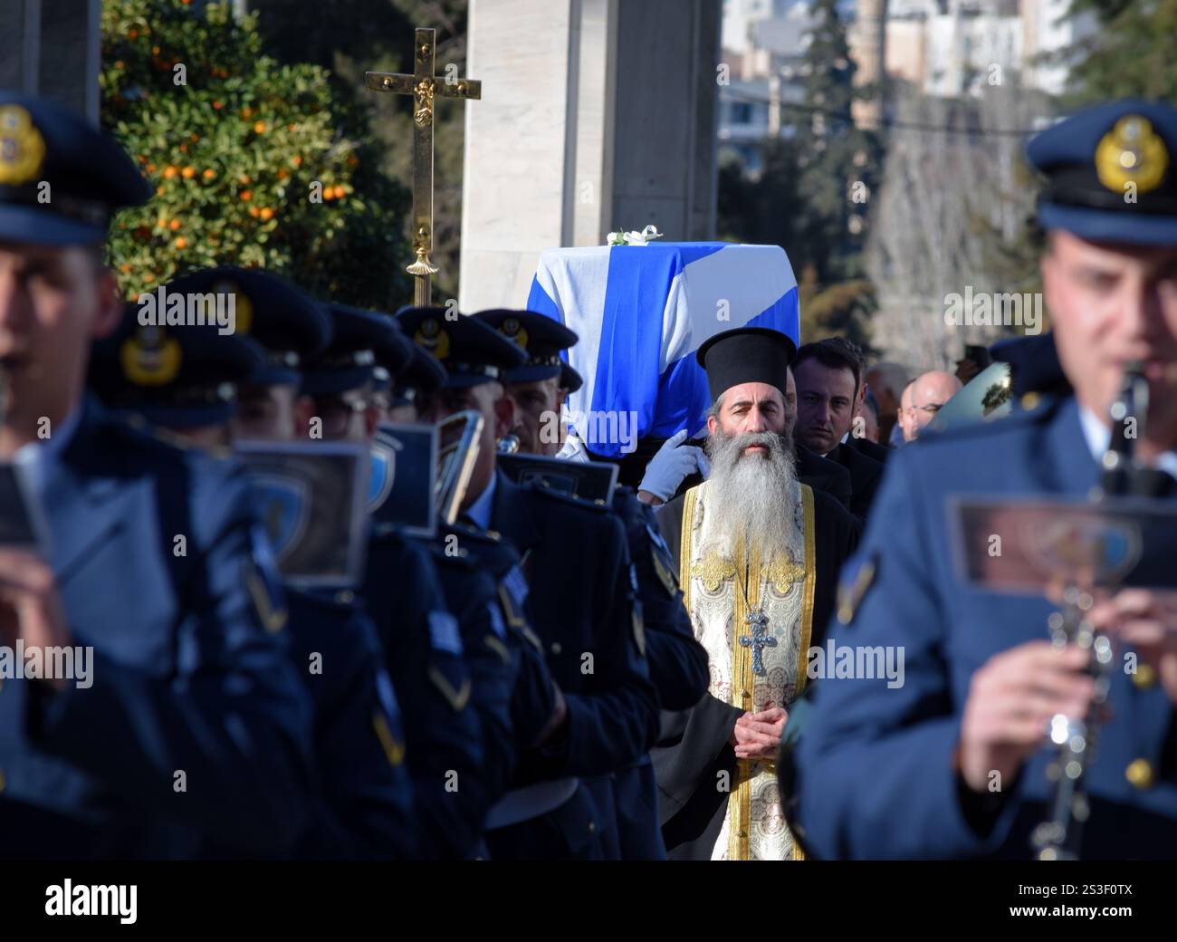 Athènes, Grèce. 9 janvier 2025. Les porteurs de pâles portent le cercueil de l'ancien premier ministre grec Costas Simitis lors de ses funérailles d'État au premier cimetière. Les Grecs font leurs adieux à l’ancien premier ministre Costas Simitis, décédé à l’âge de 88 ans et salué pour la plupart comme « réformiste » qui a mis le pays en conformité avec les normes de l’UE. Crédit : Dimitris Aspiotis/Alamy Live News Banque D'Images