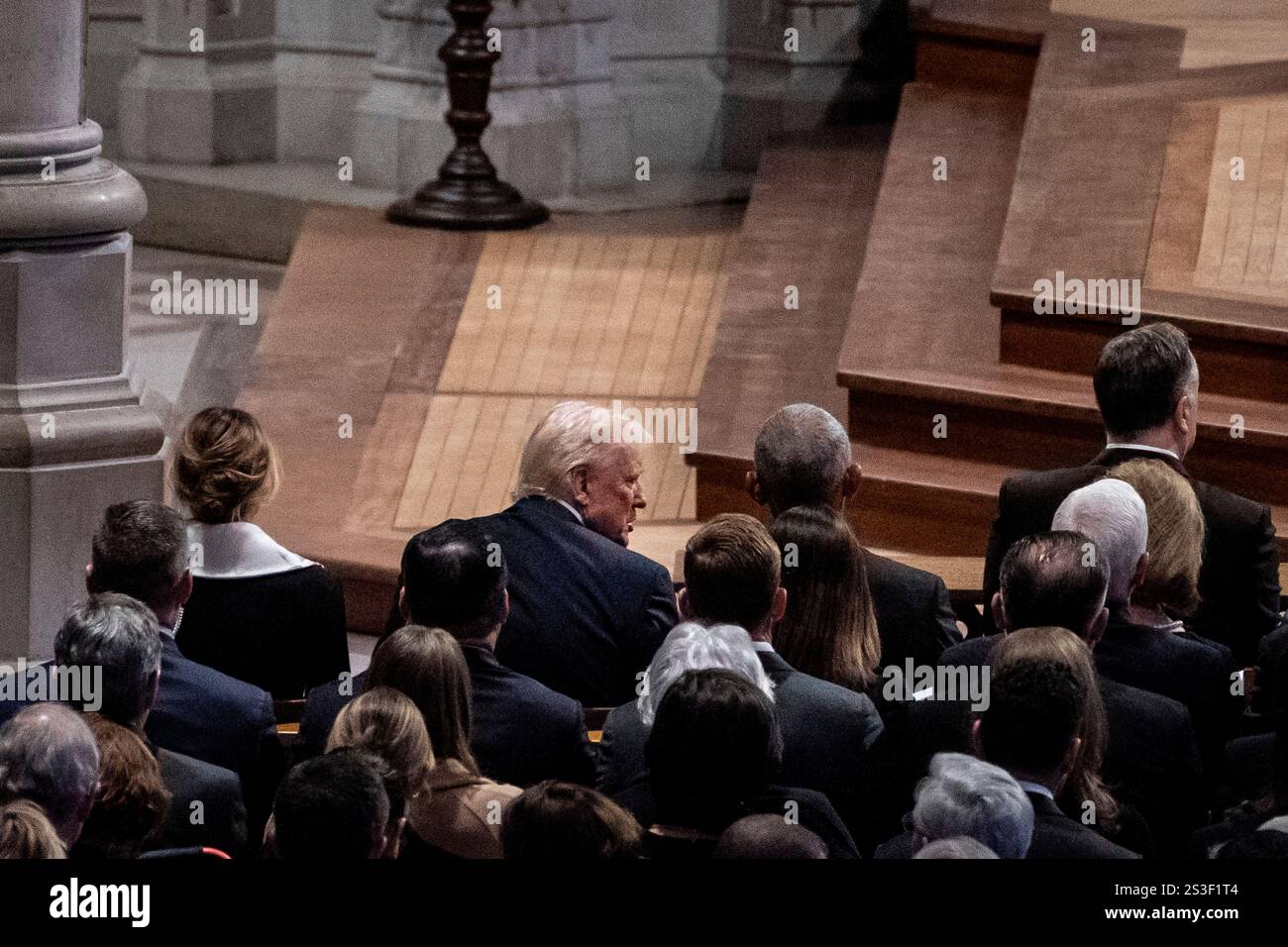 Washington, États-Unis. 09 janvier 2025. DC-CARTER. Le président élu Donald Trump discute avec l'ancien président Barack Obama alors qu'ils arrivent à la cathédrale nationale de Washington, DC pour la procession avant les funérailles de l'ancien président Jimmy carter le jeudi 9 janvier 2025. Photo Haiyun Jiang/Pool via CNP /ABACAPRESS. COM Credit : Abaca Press/Alamy Live News Banque D'Images