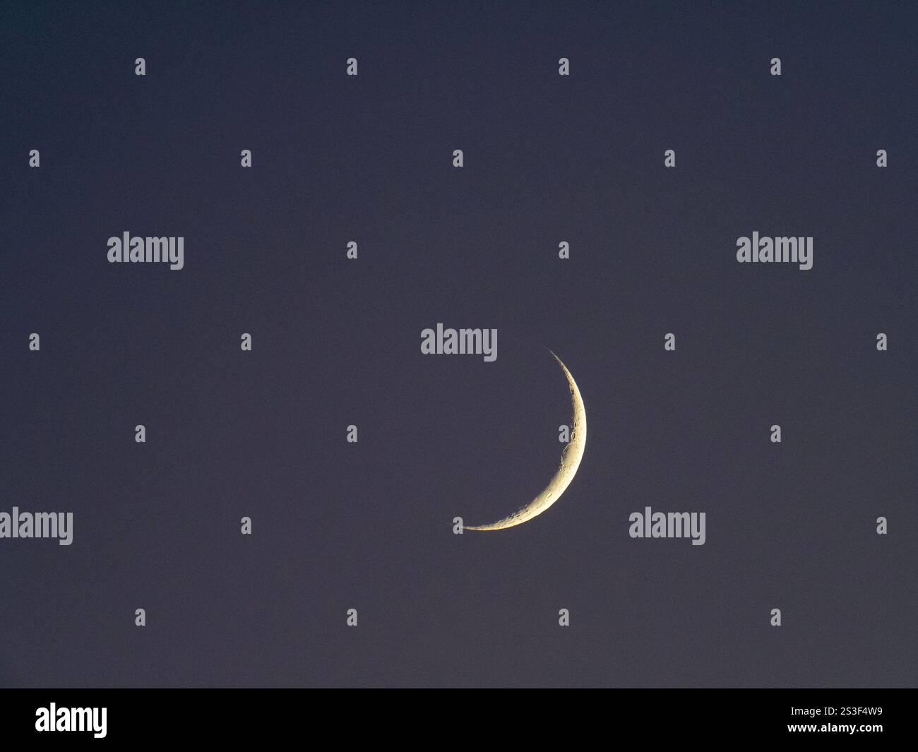 Un croissant de lune au-dessus d'Ambleside, Lake District, Royaume-Uni. Banque D'Images