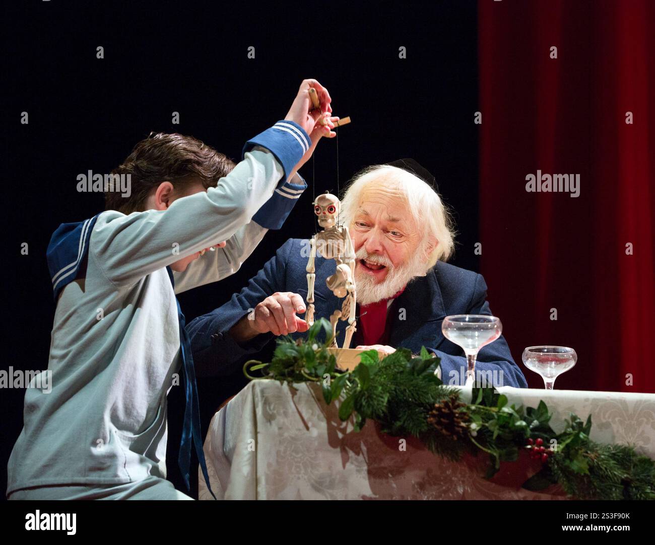 Michael Pennington (Isaak Jacobi) avec Alexander et marionnette dans FANNY & ALEXANDER par Ingmar Bergman au Old Vic, Londres SE1 01/03/2018 adapté par Stephen Beresford décor : Tom Pye costumes : Laura Hopkins éclairage : Mark Henderson réalisateur : Max Webster Banque D'Images