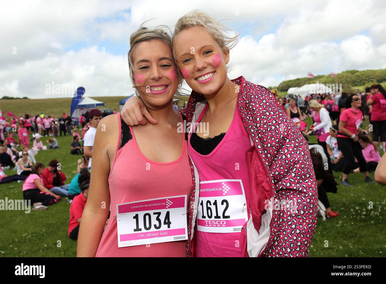 Deux femmes en photo participant à la course à la vie de cancer Research UK à Brighton, East Sussex, Royaume-Uni. Banque D'Images Deux femmes en photo participant à la course à la vie de cancer Research UK à Brighton, East Sussex, Royaume-Uni. Banque D'Images