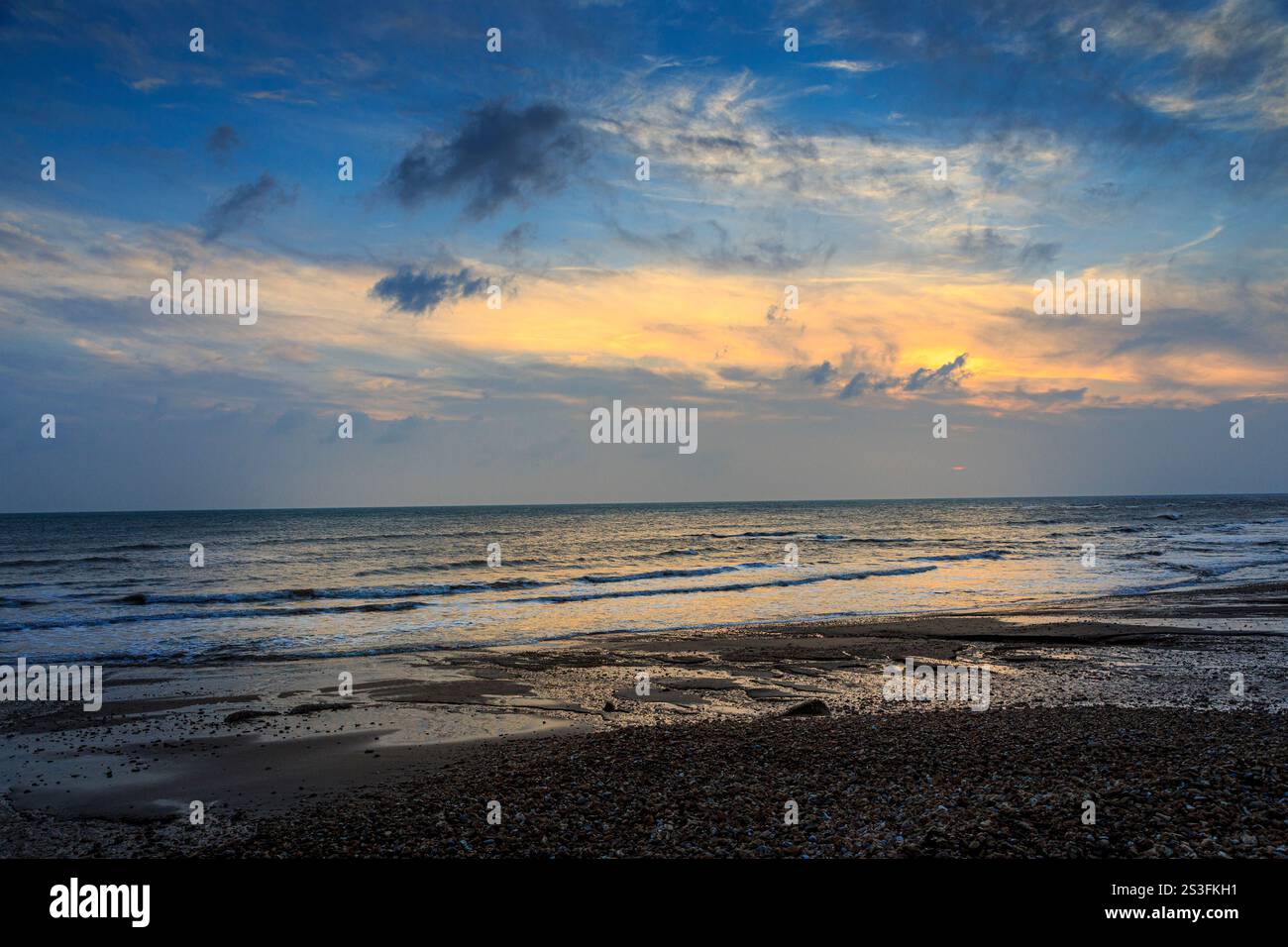 Coucher de soleil à travers les nuages sur Brightstone Beach, île de Wight, Royaume-Uni Banque D'Images