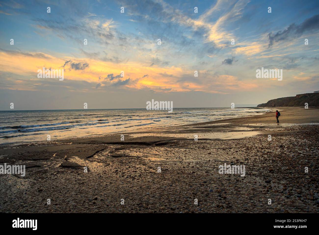 Personne debout sur la plage de Brightstone au crépuscule, île de Wight, Royaume-Uni Banque D'Images