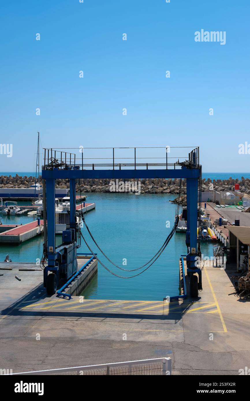 Treuil pour soulever un yacht hors de l'eau. EQUIPEMENT de levage pour yachts et bateaux. Banque D'Images
