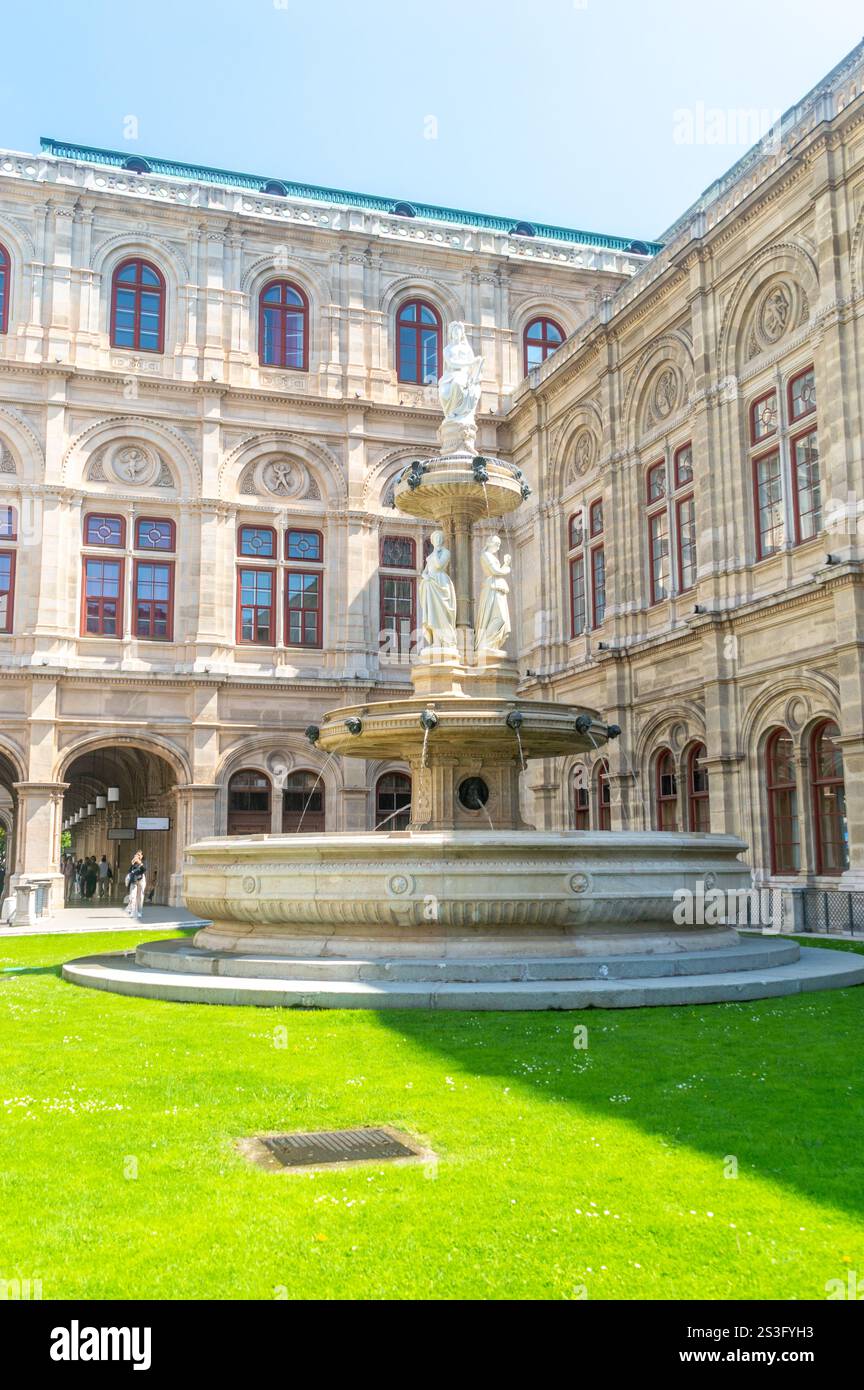 Vienne, Autriche - 8 juin 2024 : fontaine à l'Opéra national de Vienne (Wiener Staatsoper). Banque D'Images