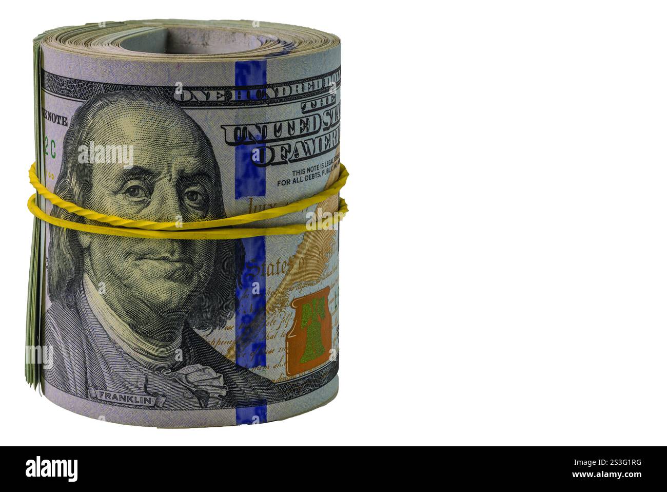 Rouleau de billets de cent dollars fixés avec une bande élastique jaune, représentant le portrait de Benjamin Franklin, isolé sur fond blanc. Banque D'Images