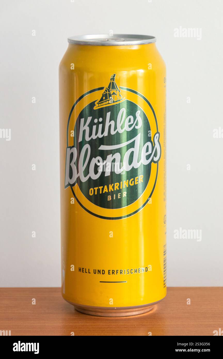 Pruszcz Gdanski, Pologne - 16 juin 2024 : canette de bière Kuhles Blondes Ottakringer. Banque D'Images