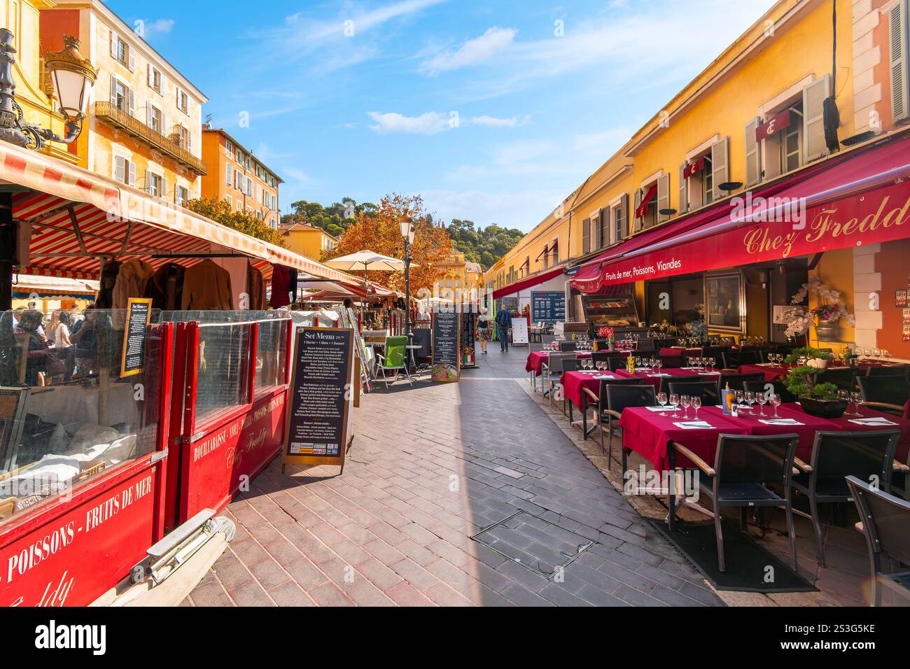 Vue générale sur le cours Saleya, une artère en plein air de boutiques et de cafés à côté des marchés aux puces et aux antiquités dans la vieille ville de Nice France. Banque D'Images
