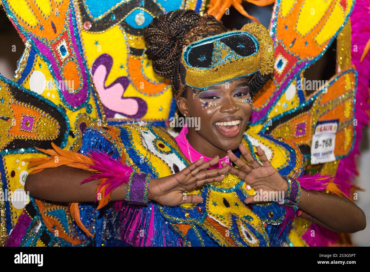 Femmes vêtues de costumes fantaisistes lumineux avec des visages peints en blanc lors de la célébration du jour de l'an Banque D'Images