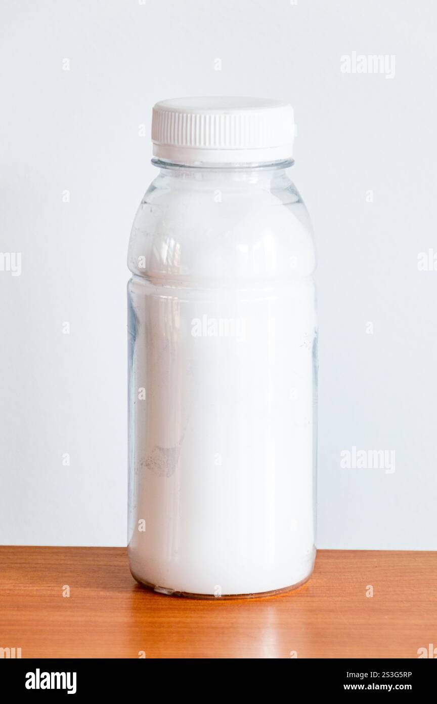 Bouteille en plastique avec un échantillon de substance blanche. Banque D'Images