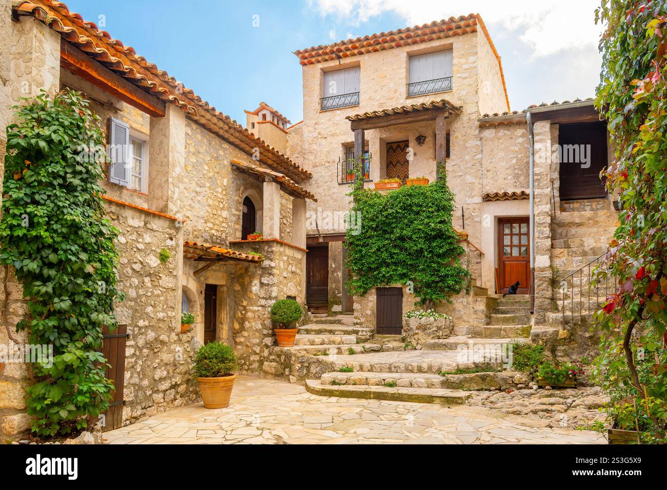 Un coin pittoresque avec des bâtiments historiques traditionnels en pierre dans la ville perchée de Gourdon, en France, dans la région Provence-Alpes-Côte d'Azur. Banque D'Images
